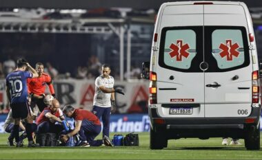 Skena shqetësuese në Copa Libertadores, lojtari rrëzohet në fushë pa ndjenja