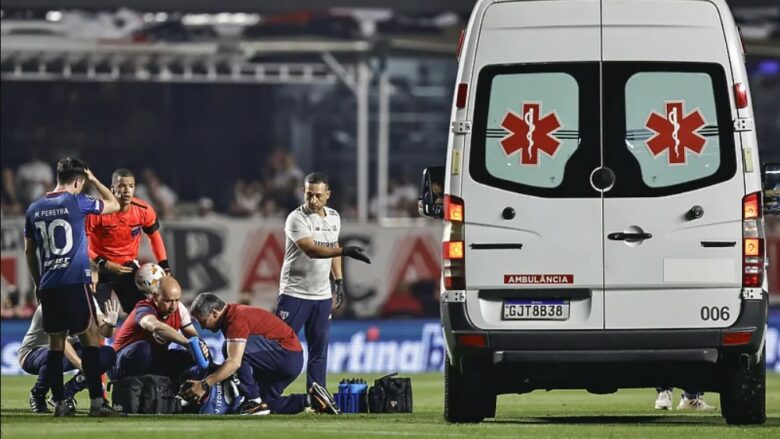 Skena shqetësuese në Copa Libertadores, lojtari rrëzohet në fushë pa ndjenja