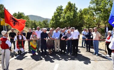 Inagurohet rruga që lidh Gjakovën me Krumën dhe Dobrunën në Shqipëri