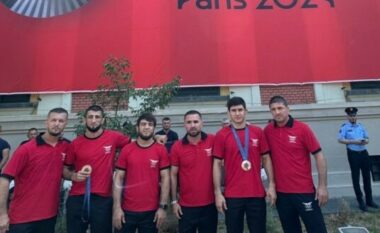 Protestuesit e opozitës “përplasen” me sportistët që i sollën medalje Shqipërisë nga Lojërat Olimpike, çfarë ndodhi para Bashkisë së Tiranës