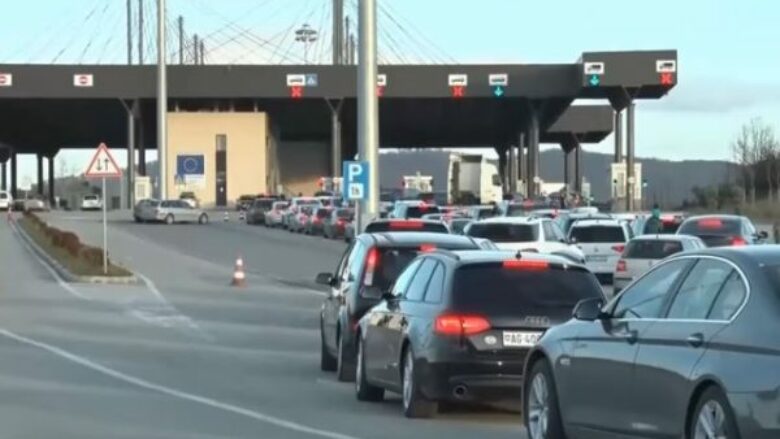 Pritje të gjata në pikat kufitare Merdare dhe Dheu i Bardhë, kolona e automjeteve arrin në 500 metra