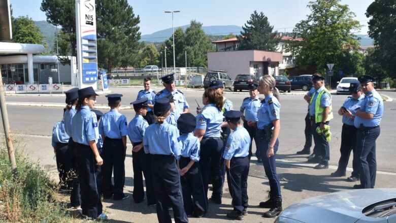 “Sot unë Polic i Kosovës”, fëmijët me uniformë udhëhoqën një pikë të kontrollit në veri të Mitrovicës