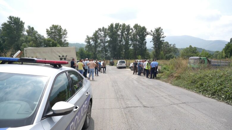 Banorët e Hoçës së Qytetit të pakënaqur me çmimin e shpronësimit, kërkojnë ndalimin e punimeve në rrugën Prizren-Tetovë