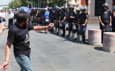 Protesta e opozitës para bashkisë së Tiranës, bllokohen disa rrugë