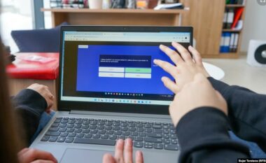 Milionat e humbura për digjitalizim të shkollave