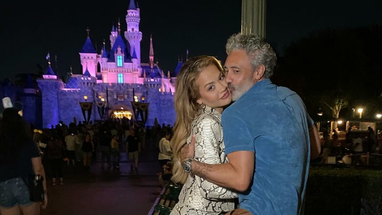 Rita Ora merr një përqafim të ngrohtë nga bashkëshorti i saj, Taika Waititi në DisneyLand