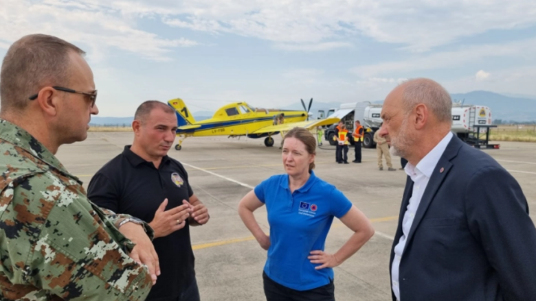 QMK: Ambasadori evropian Geer dhe Angellov sot vizituan pilotët që ndihmojnë në shuarjen e zjarreve