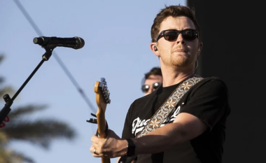 Artisti amerikan Scotty McCreery ndërpret koncertin për shkak se një burrë nga publiku goditi një grua: Ti je frikacak, largojeni nga këtu