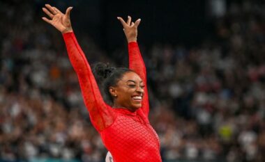 Simone Biles fiton një tjetër medalje të artë dhe shkruan historinë në Lojërat Olimpike