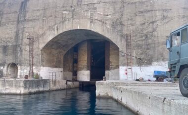 Misteri i tunelit të Porto Palermos në Shqipëri, çfarë fshihet pas derës së bunkerit që u hap pas 32 vitesh