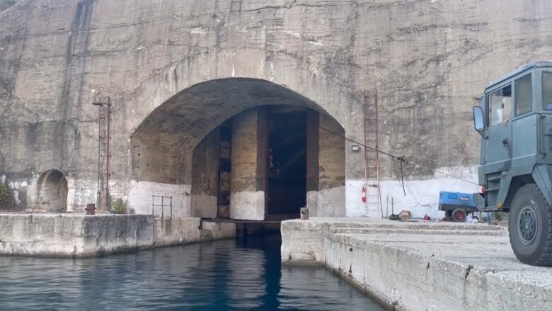 Misteri i tunelit të Porto Palermos në Shqipëri, çfarë fshihet pas derës së bunkerit që u hap pas 32 vitesh