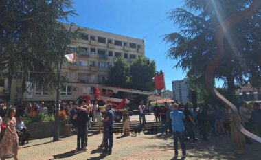 Fillon protesta e qytetarëve serbë në veri të Mitrovicës, ka edhe përfaqësues të Listës serbe