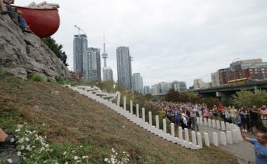 Spektakël në Toronto, 8 mijë domino me madhësi të bllokut bien njëra pas tjetrës në rrugëtimin 2.5 kilometërsh