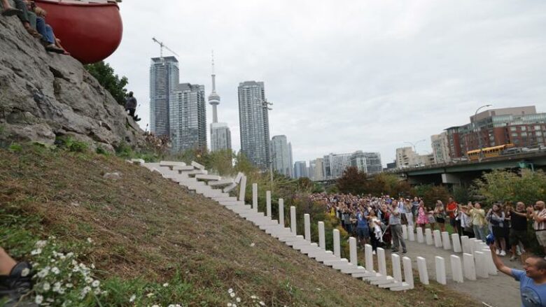 Spektakël në Toronto, 8 mijë domino me madhësi të bllokut bien njëra pas tjetrës në rrugëtimin 2.5 kilometërsh