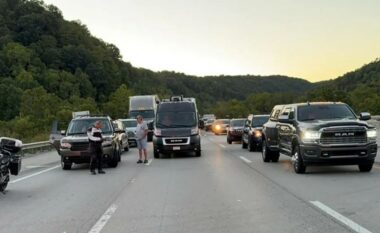 Policia amerikane në kërkim të burrit që shtiu me armë mbi nëntë vetura në një autostradë në Kentucky – lëndohen shtatë persona