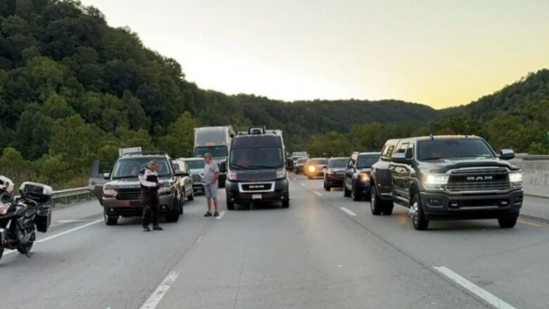 Policia amerikane në kërkim të burrit që shtiu me armë mbi nëntë vetura në një autostradë në Kentucky – lëndohen shtatë persona