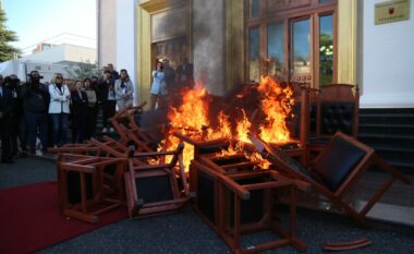 Kuvendi në flakë e kaos, PS nis mbledhjen e firmave për përjashtimin e 24 deputetëve të PD