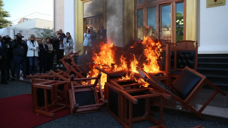 Kuvendi në flakë e kaos, PS nis mbledhjen e firmave për përjashtimin e 24 deputetëve të PD