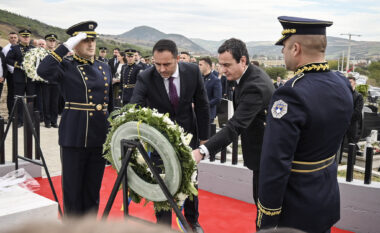 Kurti, Konjufca dhe Sveçla nderojnë policin Afrim Bunjaku në njëvjetorin e vrasjes së tij në Banjskë