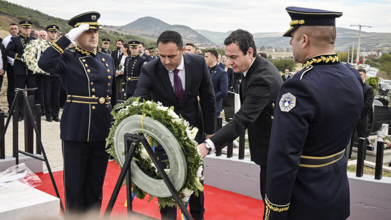 Kurti, Konjufca dhe Sveçla nderojnë policin Afrim Bunjaku në njëvjetorin e vrasjes së tij në Banjskë