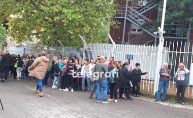 Qytetarët serbë protestojnë para stacionit policorë në veri, kërkojnë lirimin e katër personave që sulmuan zyrtarët policorë