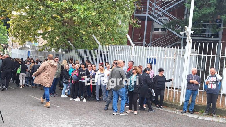 Vazhdon protesta e serbëve në veri, kërkohet lirimi i katër personave që sulmuan zyrtarët policorë