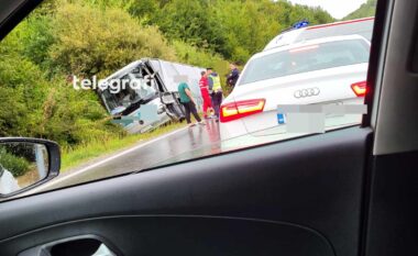 Tre persona lëndohen në një aksident mes një autobusi dhe kamioni në Carralevë