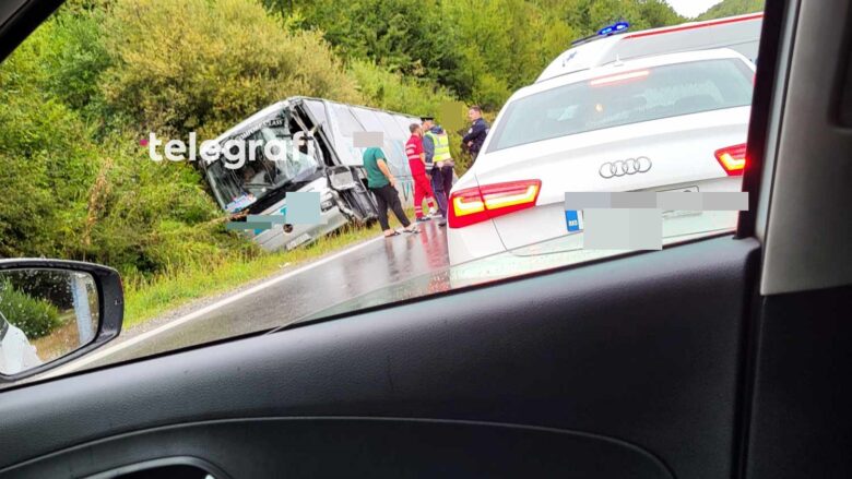 Tre persona lëndohen në një aksident mes një autobusi dhe kamioni në Carralevë