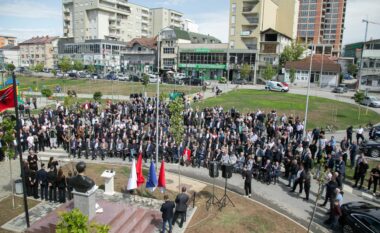 Përurohet shtatorja e heroit Rexhep Halimi, vlerësohet lartë vepra dhe kontributi i tij për Kosovën