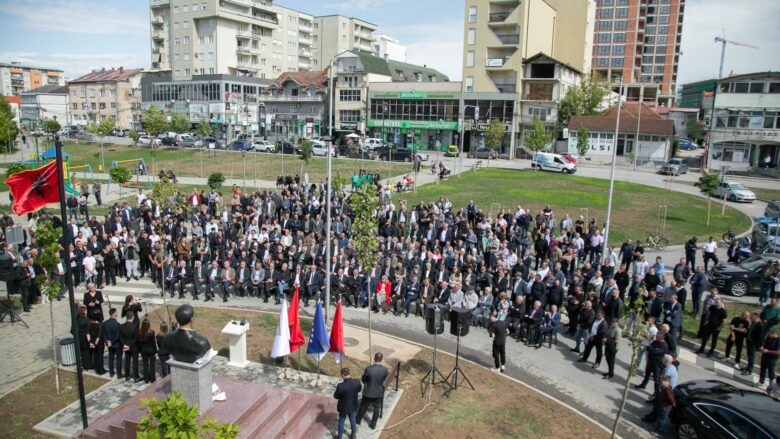 Përurohet shtatorja e heroit Rexhep Halimi, vlerësohet lartë vepra dhe kontributi i tij për Kosovën