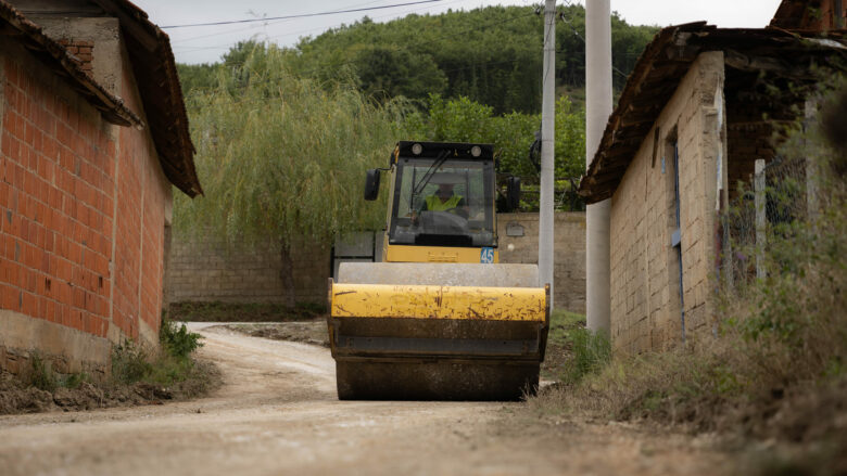 Fillojnë punimet për asfaltimin e rrugëve në Rezallë të Re të Skenderajt