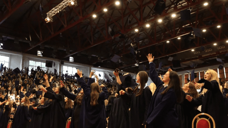 Me një ceremoni madhështore, diplomuan studentët e gjeneratës së 21-të të UBT-së