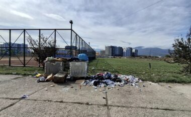 Banorë të Ferizajt kërkojnë pastrimin e mbeturinave afër sallës së sporteve