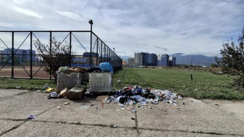 Banorë të Ferizajt kërkojnë pastrimin e mbeturinave afër sallës së sporteve