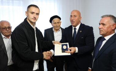 Haradinaj viziton familjen e Afrim Bunjakut: Ai ka rënë heroikisht në mbrojtje të paqes