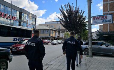 Policia në Shtime në aksion për largimin e veturave nga trotuaret