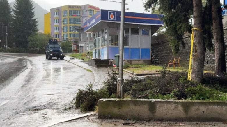 ​Detaje nga shpërthimi në Zveçan, u dëmtua pompa e derivateve dhe disa lokale përreth