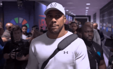 Anthony Joshua arrin në Wembley