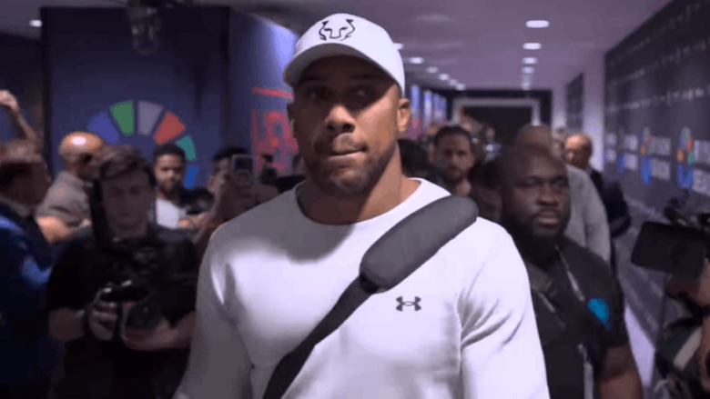 Anthony Joshua arrin në Wembley