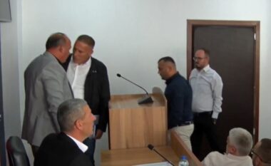 LVV në Podujevë: Asamblisti i LDK-së tentoi ta sulmojë fizikisht kryetarin Bulliqi