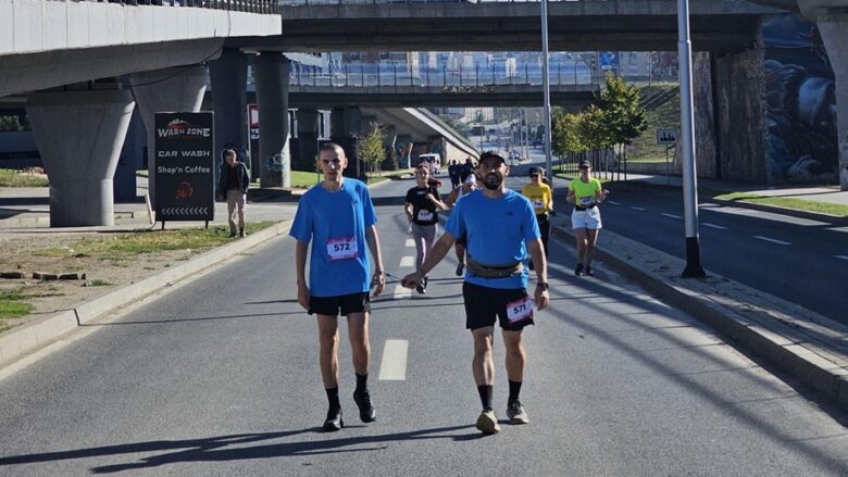 Rrëfimi inspirues i atletit të verbër Florian Zeka i cili vrapoi 10 kilometra në “Maratonën e Prishtinës”