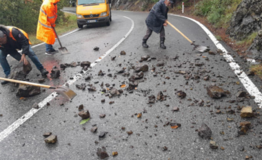 Rrëshqitje dheu pas reshjeve në Shqipëri, bllokohen përkohësisht disa rrugë