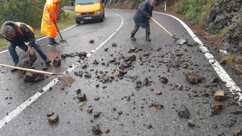 Rrëshqitje dheu pas reshjeve në Shqipëri, bllokohen përkohësisht disa rrugë