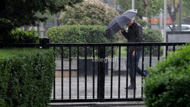 Reshje shiu në gjithë vendin, temperaturat maksimale bien për disa gradë