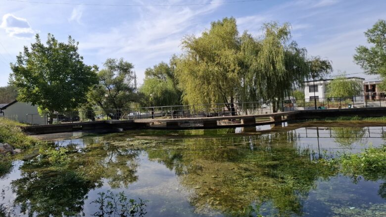 Burimi i ujit në Poslisht të Prizrenit, monument i natyrës që ofron freski dhe qetësi