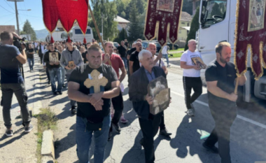 Serbët e veriut protestojnë para stacionit të policisë në Zubin Potok