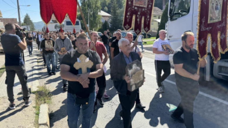 Serbët e veriut protestojnë para stacionit të policisë në Zubin Potok