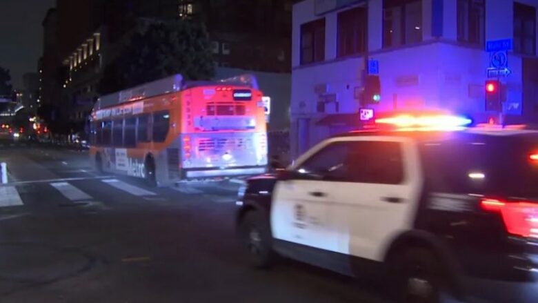 Rrëmbehet një autobus pasagjerësh, të paktën një i vdekur në Los Angeles