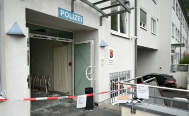 Shtetasi shqiptar arrestohet brenda stacionit të policisë në Linz am Rhein – ai u përpoq t’i vriste policët me hanxhar dhe thikë