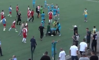 Pamje të tmerrshme, futbollistët e Prizrenit sulmohen brutalisht nga Deçani dhe tifozëria e tyre